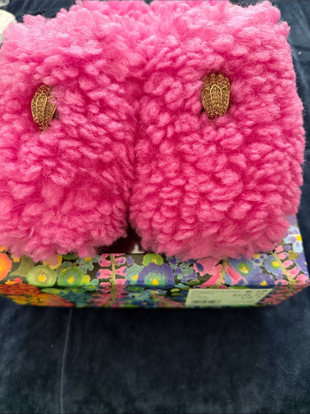 Kurt Geiger Hot Pink Fuzzy Slippers with Gold Hamsa Charm NWB - Picture 2 of 6